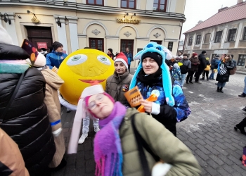 Zdjęcie przedstawia osoby biorące udział w barwnym pochodzie.
