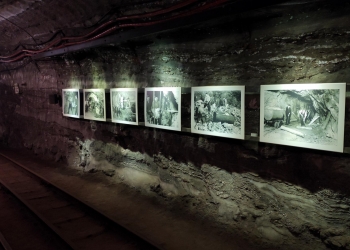 Ekspozycja historycznych fotografii przedstawiających pracujących górników.