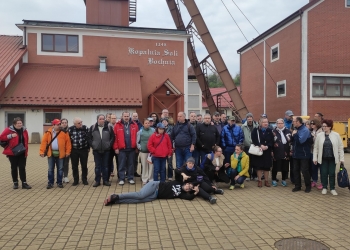 Zdjęcie całej grupy uczestników wycieczki. W tle szyb kopalniany i główne wejście .